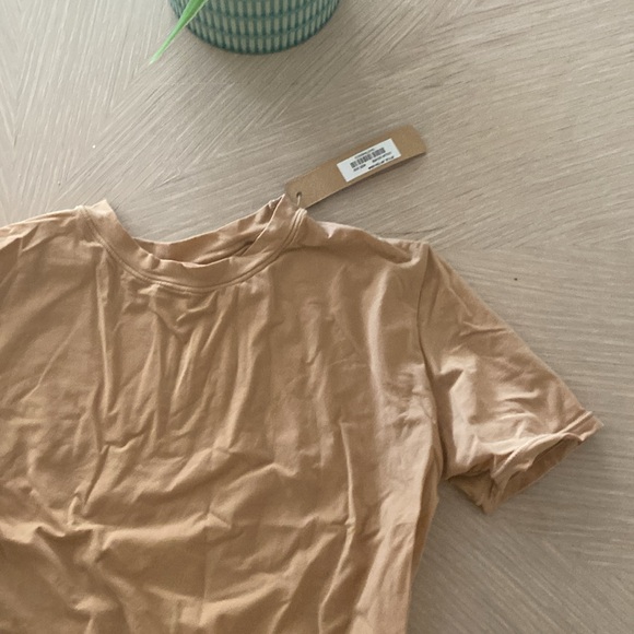 SKIMS Ochre Fits Everybody T-Shirt - Picture 6 of 7